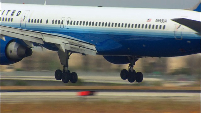 美国联合航空公司在美国加州洛杉矶国际机场降落视频素材