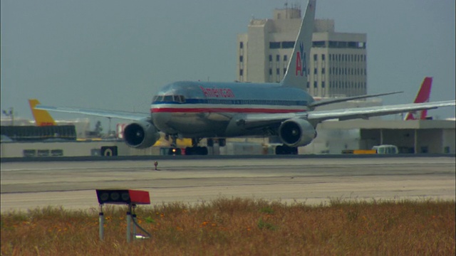 美国加州洛杉矶国际机场，美国航空公司飞机在停机坪上滑行视频素材