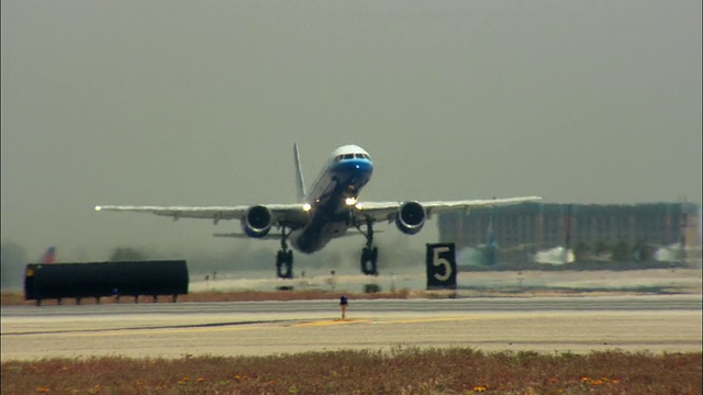 美国加州洛杉矶，美国联合航空公司的飞机从洛杉矶国际机场起飞视频素材