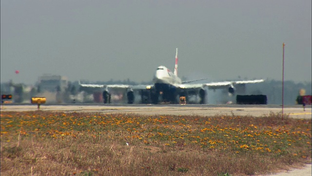 英国航空公司在美国加州洛杉矶国际机场降落视频素材