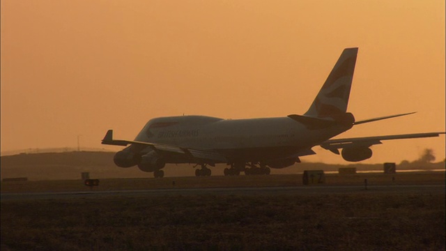 日落时分，美国加州洛杉矶国际机场，英国航空公司飞机在停机坪上滑行视频素材