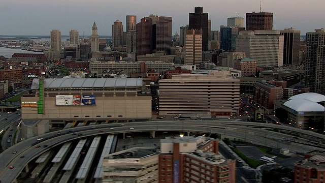 AERIAL, Leonard P. Zakim Bunker Hill纪念桥和市中心建筑，波士顿，马萨诸塞州，美国视频下载