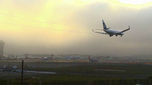 阿拉斯加航空公司的客机接近美国加州洛杉矶机场视频素材