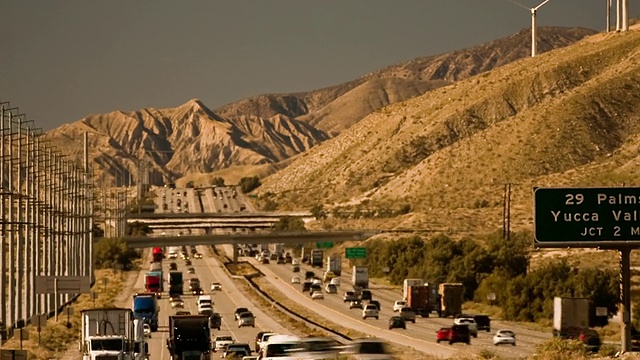 T/L, WS, 10号州际公路上的交通，背景中的圣哈辛托山，北棕榈泉，美国加利福尼亚州视频素材