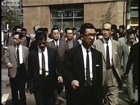 1963年日本繁华商业区街道上的蒙太奇行人视频素材