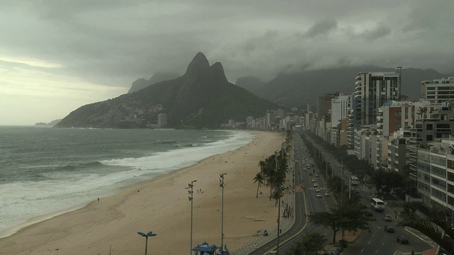 WS, HA，伊帕内玛海滩望向Leblon与两兄弟山在背景，里约热内卢de Janeiro，巴西视频素材