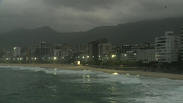 WS, PAN，伊帕内玛海滩黄昏，雾天，里约热内卢de Janeiro，巴西视频素材