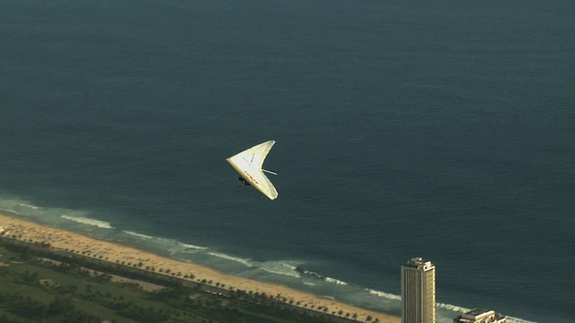 WS, HA，人在悬挂滑翔机飞行在Sao Conrado，里约热内卢de Janeiro，巴西视频素材