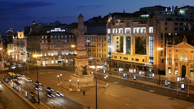 T/L, HA, WS, Restauradores Square (Praca dos Restauradores)夜间照明，里斯本，葡萄牙视频素材