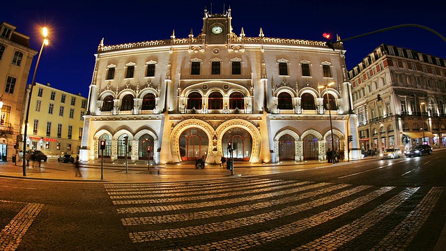 葡萄牙里斯本，鱼眼，Rossio火车站(Estacao de Caminhos de Ferro do Rossio)晚上视频素材