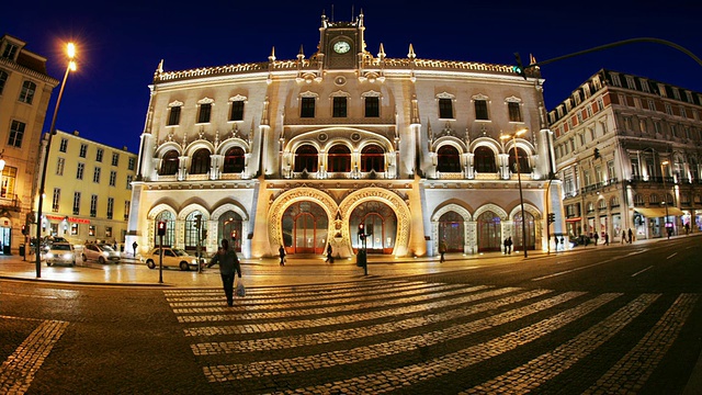 葡萄牙里斯本，鱼眼，Rossio火车站(Estacao de Caminhos de Ferro do Rossio)晚上视频素材