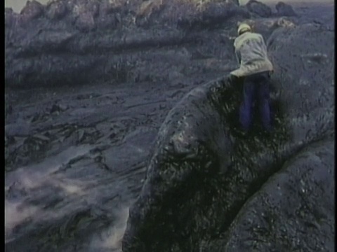 1970 MS PAN地质学家在夏威夷火山景观进行野外工作视频素材