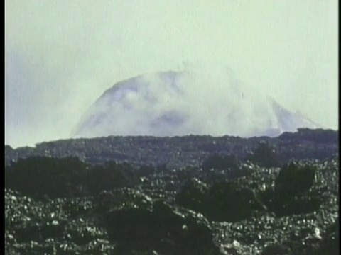 1970 MS烧焦的火山景观与熔岩喷出的背景/基拉韦厄火山，夏威夷/音频视频素材