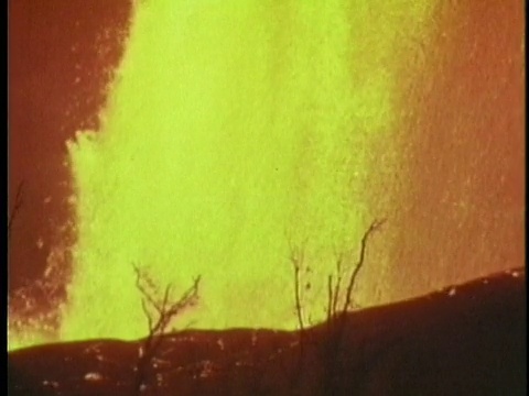 1970年MS PAN Spoutind红热熔岩喷泉/基拉韦厄火山，夏威夷/音频视频素材