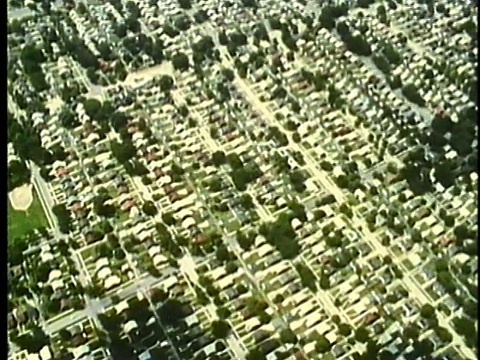 AERIAL, MONTAGE，底特律郊区住宅区，1960年代，美国密歇根州视频素材