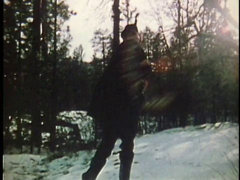 1971年重演SLO MO WS内战士兵被枪击后倒在被雪覆盖的地上/ 19世纪美国/音频视频素材