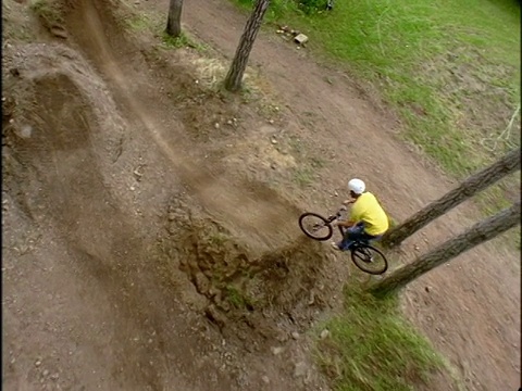 HA SLO MO BMX摩托车手做跳跃和特技/美国视频素材