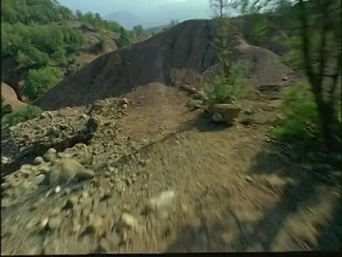 小轮车车手做特技和跳跃/美国视频素材