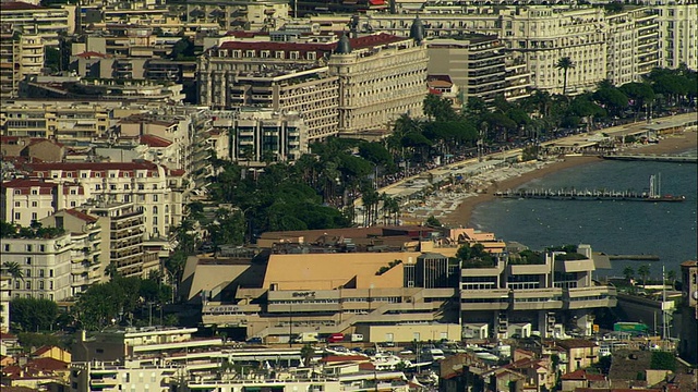 航拍的Le Croisette在戛纳与展览厅前景，普罗旺斯，法国视频素材