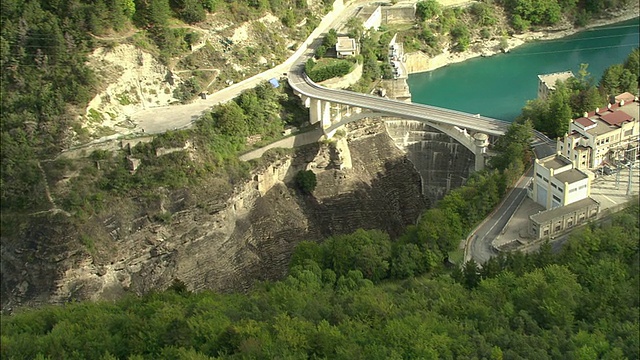 在法国普罗旺斯Lac du Sautet末端的大坝和水电站鸟瞰图视频素材