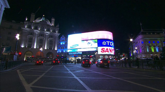 英国伦敦皮卡迪利广场夜间的交通状况视频素材