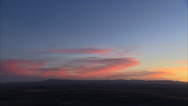 空中乡村景观附近的埃尔帕索黄昏，美国德克萨斯州视频素材