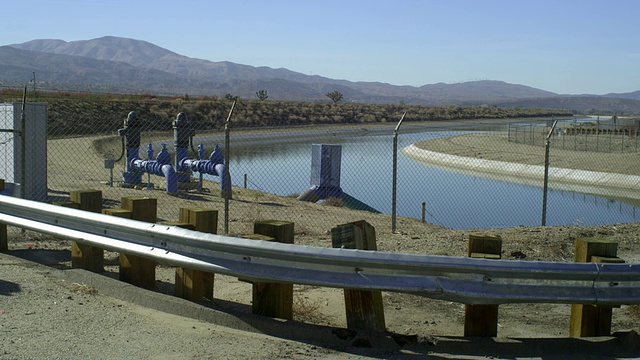 MS Canal与山的背景，Palmdale，加利福尼亚，美国视频素材