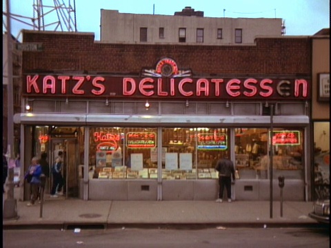 1990年，在Katz's熟食店的橱窗里，美国纽约视频素材