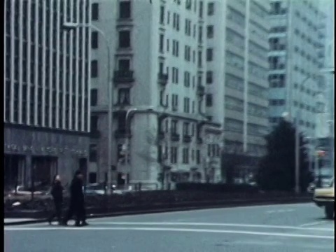 1968年，蒙太奇男孩吃热狗和探索城市，纽约，美国，纽约，音频视频素材