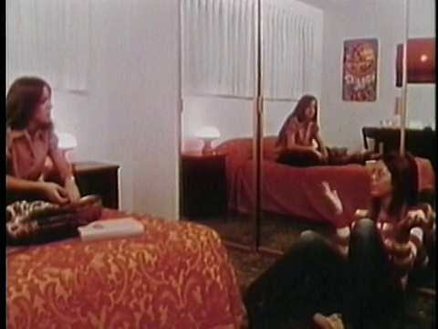 1973年，两个少女在卧室里聊天，美国加州洛杉矶/音频视频素材