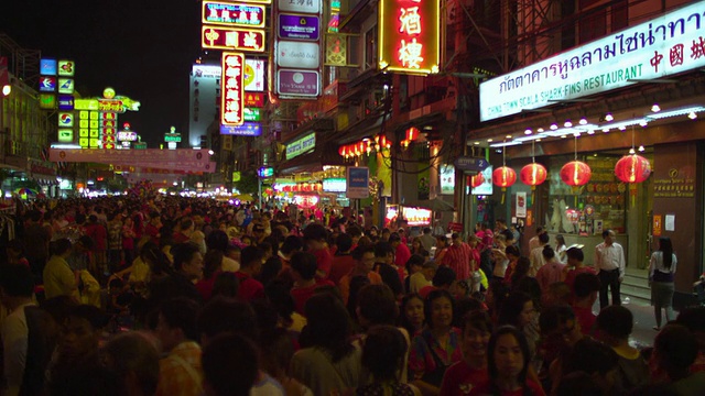 曼谷，泰国大城府，晚上一群人在唐人街街头庆祝视频素材