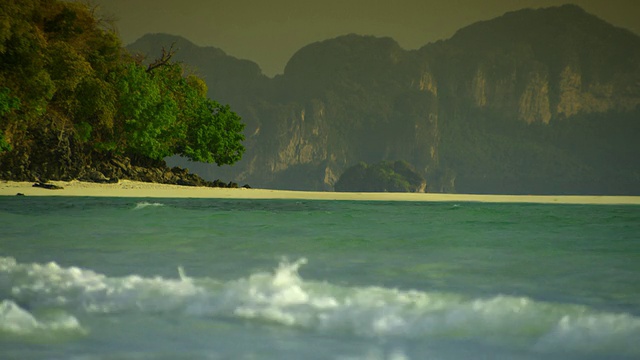 泰国甲米海滩上的海浪，悬崖的背景视频素材