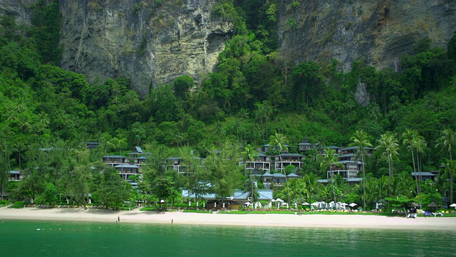 海滩上的WS酒店度假村，石灰岩悬崖的背景，甲米，泰国视频素材