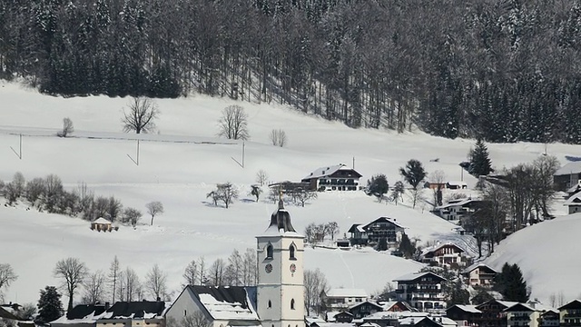 T/L ZO WS St. Wolfgang与Wolfgangsee和雪山，奥地利视频素材