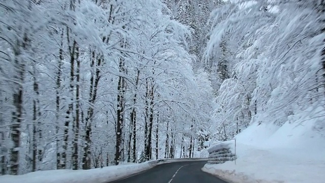 在奥地利巴德伊斯尔的雪山路上行驶视频素材