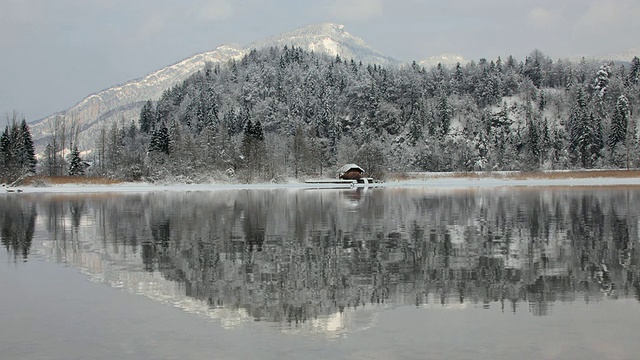 雪中的WS哈尔斯塔特湖和小屋，奥地利视频素材