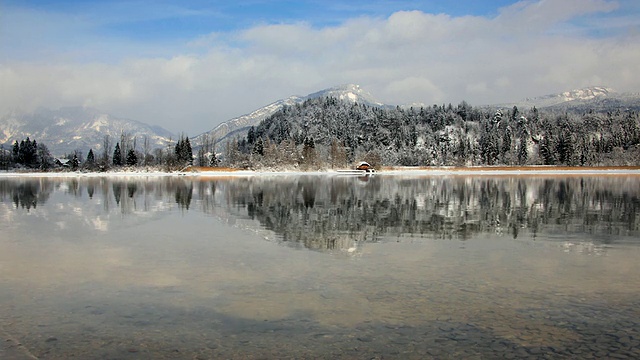 奥地利的Hallstatter湖和雪中的小屋视频素材