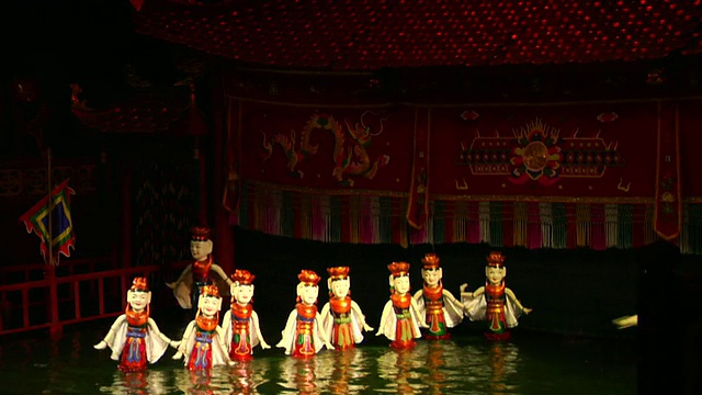 MS Figurines floating on water, Long water Puppet Theater show，河内，越南视频素材