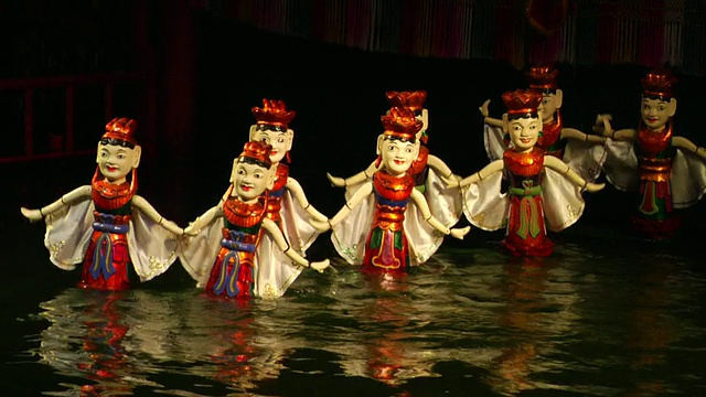 MS Figurines floating on water, Long water Puppet Theater show，河内，越南视频素材