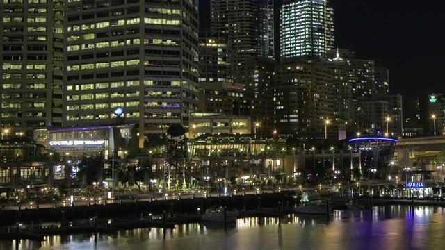 澳大利亚悉尼，达令港夜景的WS ZI MS城市天际线视频素材