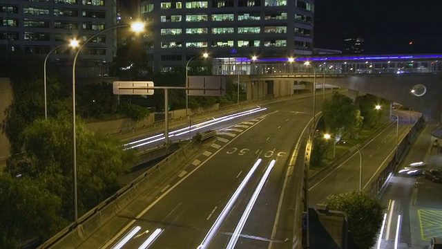 澳大利亚悉尼夜间高速公路上的交通状况视频素材