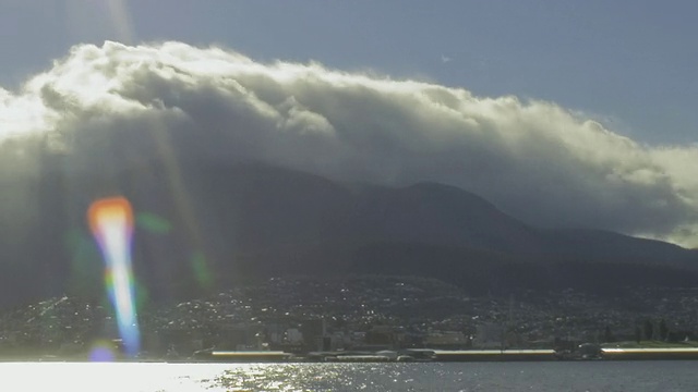 澳大利亚霍巴特惠灵顿山上空，阳光透过云层照耀视频素材