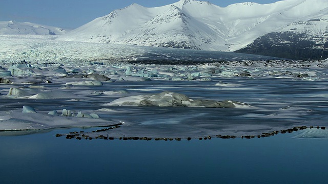 冰岛Vatnajokull，小群海豹，冰川底部有冰原和湖泊，背景中有冰雪覆盖的山脉视频素材