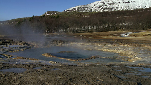 CU热气腾腾的地热池、间歇泉喷出的水和蒸汽涌进空气/冰岛Geysir视频素材