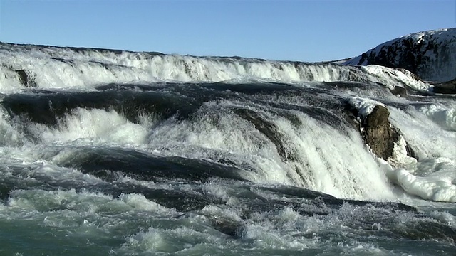 PAN SLO MO Gulfoss瀑布与雪山的背景/ Gulfoss，冰岛视频素材