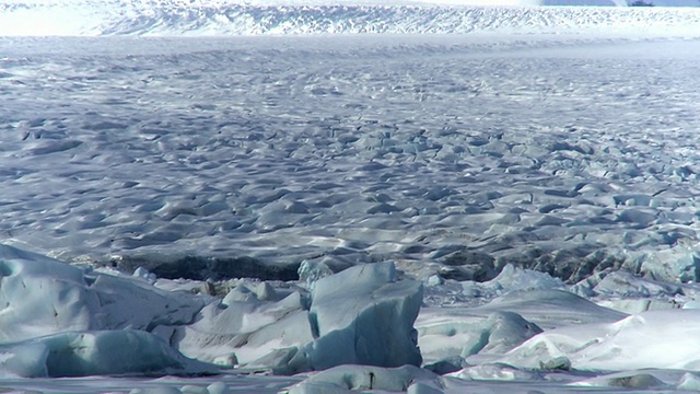 冰岛Vatnajokull冰川边缘的大冰块和小冰山视频素材