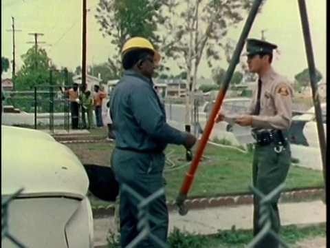 1970年代，蒙太奇警察与男子交谈，洛杉矶，加利福尼亚，美国，音频视频素材