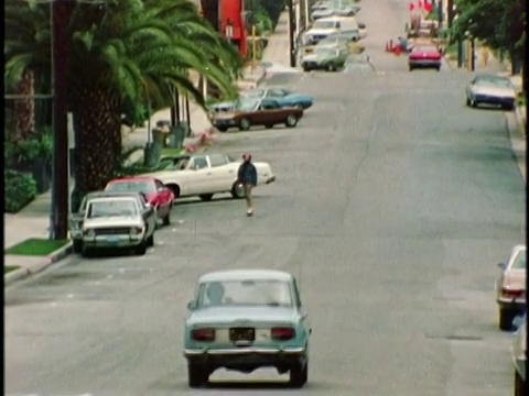 1970年代蒙太奇男孩滑板沿着街道，洛杉矶，加利福尼亚，美国，音频视频素材