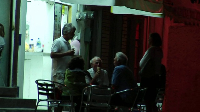 墨西哥金塔纳罗奥Isla Mujeres，人们在晚上聚集在一起聊天的街景视频素材