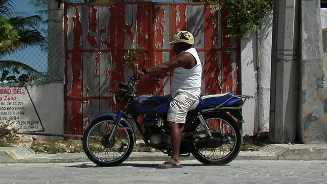 WS Man on motorcycle, Isla Mujeres, Quintana Roo，墨西哥视频素材